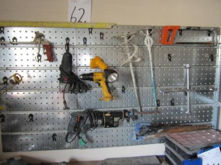 Værktøjstavle med stiksav, akuboremaskine, lille vinkelsliber, håndværktøj mm