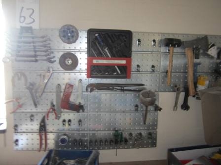 Værktøjstavler med nøgler, tænger, topnøglesæt, samt dele i vindue