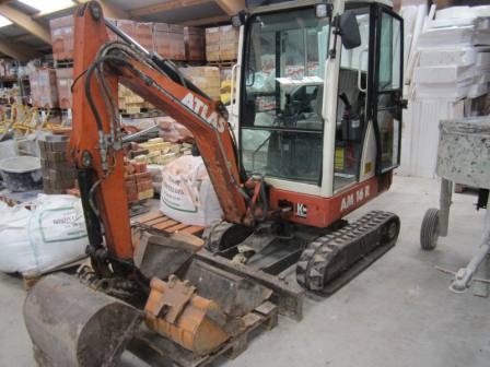 Mini excavator Atlas AM 16R, year 2004, 3,325 hours, s / n 9584, 13.3 kW, weight 1.630 kg, with the following buckets: 37-44-98-55-28-22 cm width + Pallet with vacuum lifter mm