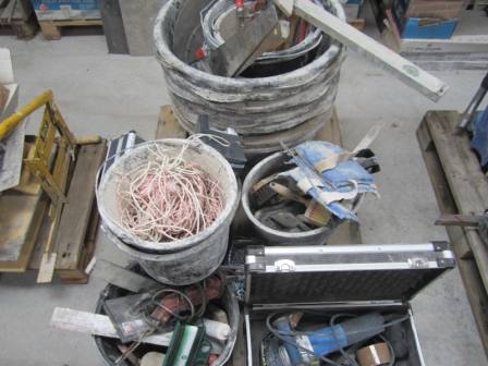 Pallet with grinder in case, Carat, masonry buckets and tubs, hand tools, etc.