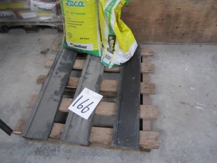 Pallet of 3. sills, length approximately 93 cm, and Leca in bag