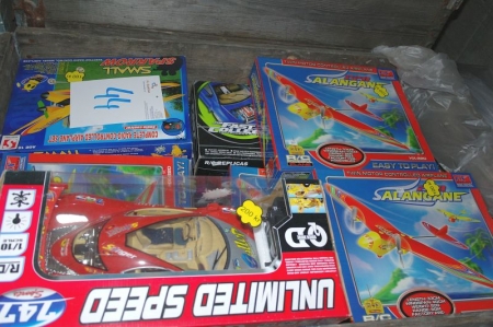 2 pallets of toys, some electric toys may be damaged (pallets + frames not included)