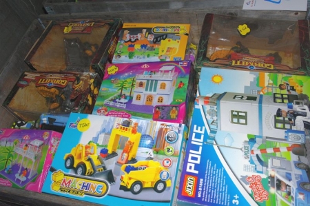 2 pallets of toys, some electric toys may be damaged (pallets + frames not included)