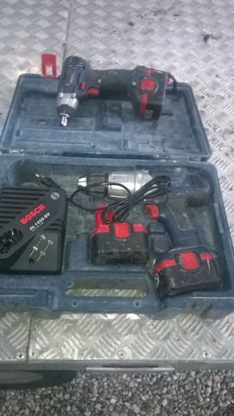 Aku-boremaskine, Bosch + aku-slagnøgle, Bosch + 3 batterier, 14,4 V + lader. Indsat af privat. Kun moms af salær