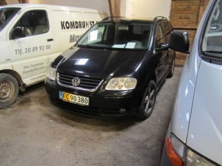 VW Touran Van 1.9 TDI AUT, reg. No CF 90380, year 2005 kilometers 287-103, last sighted 01/18/2013 at 253.000 km, with a towing hook (plates not included)
