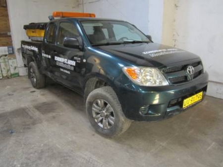 Van Toyota Hilux 2.5 TD Extra Cap, 4WD, reg. No UV91796, year 2006 kilometers 242,657, last sighted 14.09.2012 at 202.000 km, with a towing hook. License plates not included