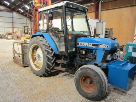 Tractor Ford 4630, 2368 hrs according to meter, with front weight and in good condition, next service 4/2012, with construction site lift, MTT Gribsvad, estimated 8 feet, with stands and simple personal basket