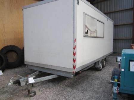 Construction site trailer, Modulvogne VA1301, year 1995, reg. No UZ 4080 Signed off) chassis no. VA130156509889, 4 persons with shower, toilet, changing room and breakfast facilities (plate not included) 