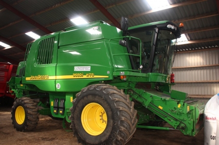 Harvester, John Deere 9680 25 with cutting platform and chaff spreader. 940 Hours Year 2008. Appears incredibly well maintained