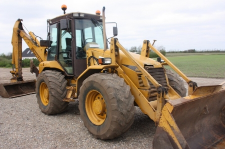 Backhoe, Caterpillar 906 B. Year 2000. Hours: 10470. Worn tires and front cover. Shovel included