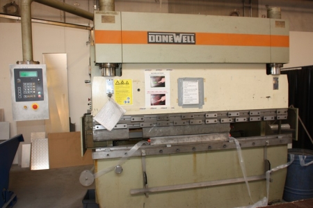 CNC Press brake, Done Well, type 80-2500. Motorized back gauge. SN: 178,011,295th Year 1978. Management: Cybelec DNC 50 Tools included