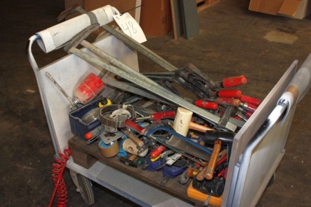 Rullevogn med diverse værktøjer, skruetvinger m.v.