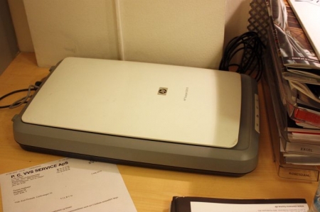 PC + fladskærm + ekstern harddisk, telefax (Canon), scanner (HP Scanjet 3010). Printer (HP)