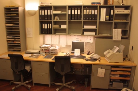 Skrivebordsmiljø med 2 arbejdspladser. Reoler + 2 kontorstole. (Papirer medfølger ikke)