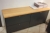 El-hæve/sænkeskrivebord inklusive overskab, skuffesektion, skranke, underskab med bordplade, kontorstol samt PC med fladskærm. (Papirer medfølger ikke)