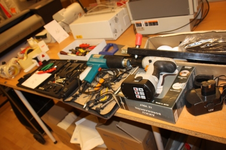Diverse værktøj + tapeudstyr, bl.a. Aku-boremaskine, PowerCraft med 2 batterier og lader + varmepistol + lampe + save + håndværktøj med videre