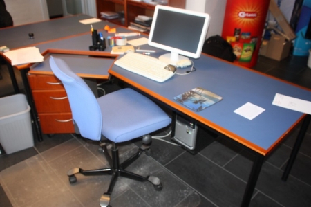 Hjørneskrivebord, ca. 1250 x 2050 cm + skuffesektion + kontorstol + køreplade