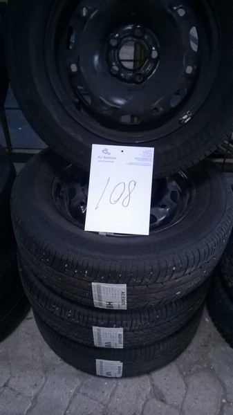Dæk, størrelse 175/70 R14, Bridgestone, ca. 35% dækmønster + stålfælge, passer til VW Golf. 