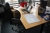 El-hæve sænke skrivebord + skuffesektion + kontorstol + kontormateriel