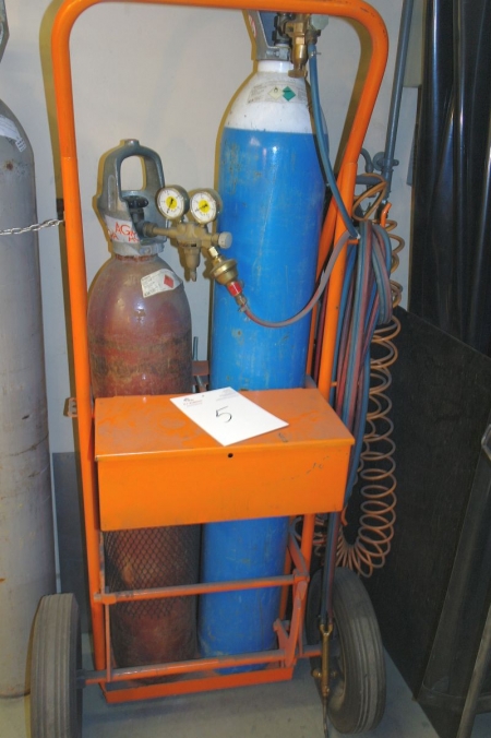 Acetylene and oxygene cart + oxygen and acetylene hoses + manometer. Bottles not included