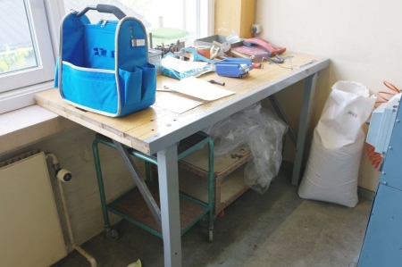 Work Bench 1500 x 770 mm with content + 2 trolleys