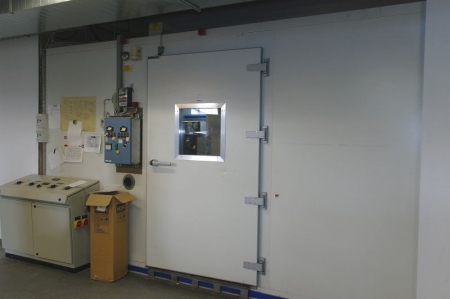 Klimarum/Kølerum Cooltec, mål H: ca. 2,6 m x B 4,5 m x D ca. 3,2 m. med styring + elskab + kompressor + lys. Køber står selv for demontering og oprydning efter nedtagning af kølerum 