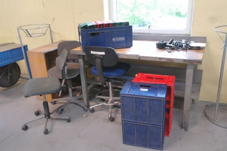 Filebænk + 4 stole + kasse med mapper + affaldsstativ