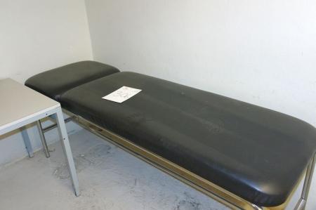Massagebriks + skrivebord + reol på væg + stol