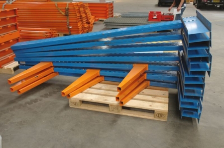 7 uprighte of cantilever racking + pallet with accessories