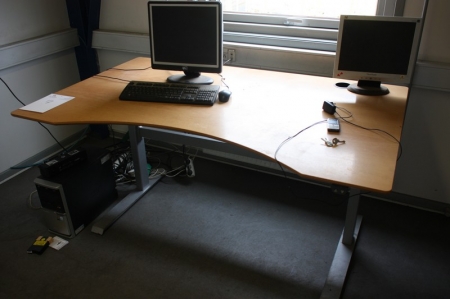 El-hæve sænke skrivebord + PC, Acer + dockingstation for HP bærbar computer + 2 x fladskærm + tastatur og mus + whiteboard