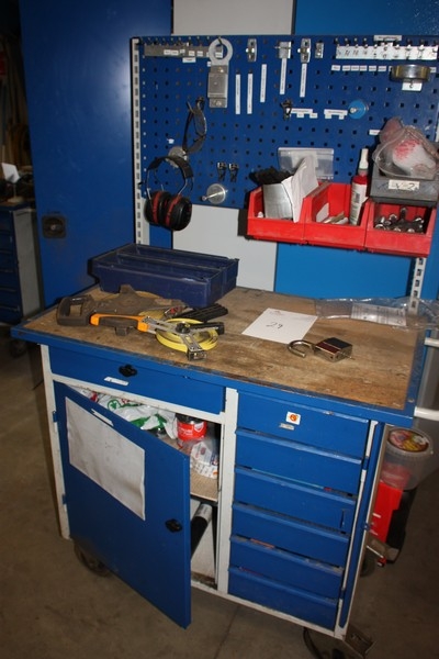 Værktøjsrullebord med værktøjstavle med indhold