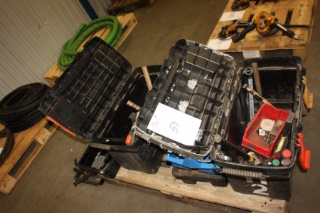 Pallet with 2 tool boxes on wheels, Raaco Toolchest containing hand tools, etc.