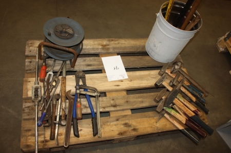 Pallet with various tools, including sledge hammers + cable reel