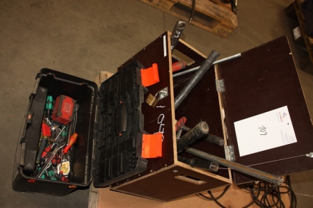 Toolbox, wood, containing + toolkit, plastic, containing