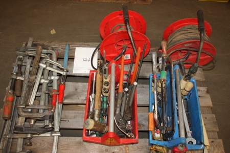 Palle med 2 x værktøjskasser med indhold af håndværktøj + stort parti skruetvinger + 2 x kabeltromler