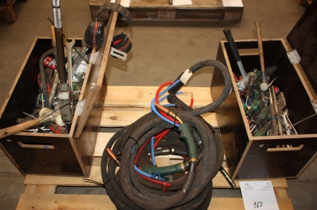 2 x værktøjskasser, træ, med indhold af håndværktøj med videre + 4 x svejsekabel