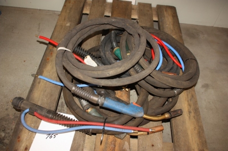 Pallet with 5 welding cables