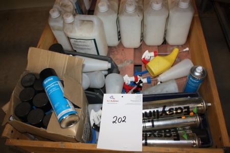 Palle med forbrugsmaterialer, bl.a. Graff-it-off Voks, markeringsspray + ca. 12 x aerosol Stainless Anti-Seize
