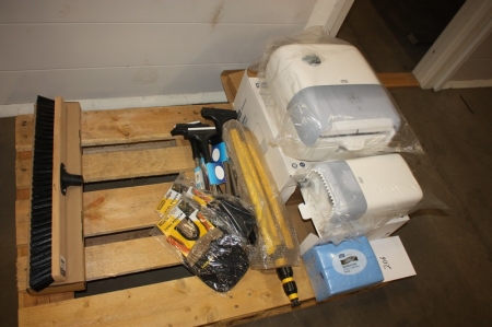 Pallet including dispenser for paper towels, Tork + window wipers + brooms, all unused