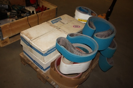 Pallet with unused abrasive belts and discs, assorted sizes, including Norton 150 x 2000 mm á qty 10 R822P36