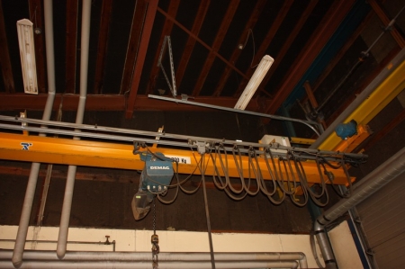 Overhead Gantry Crane, 1000 kg. (3959). Electric hoist under the gantry. Demag, 1000 kg. Hook: 1000 kg. 2 speeds. Span approx. 9 meters