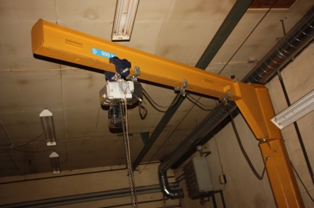 Pillar jib crane 500 kg. Outlays approx. 3 meters. Hook Height approx. 2.5 meters. Electric hoist and hook 500 kg