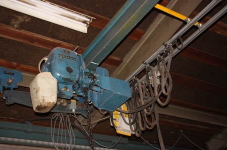 Overhead Gantry Crane, 1000 kg. Electric hoist below the gantry. Demag, 1000 kg. Hook: 1000 kg. 2 speeds. Span approx. 6 meters