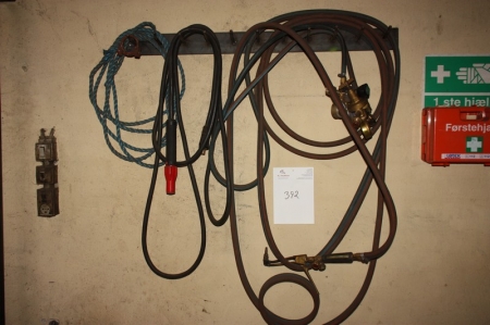 Oxygen and acetylene hoses to the wall with torch, pressure gauge / pressure regulator