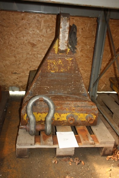 Pallet with lifting yoke for tower sections, labeled 32 ton + shackle