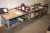 Arbejdsbord med indhold på hylde under bord, ca. dimension: 4100 x 1000 mm + miniligesliber, Dremel + strapping bånd, plast + strappingklodser med videre