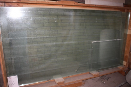 Parti ubrugte glasplader i træramme, anslået ca. 15 stk, dimension: ca. 252x126 cm