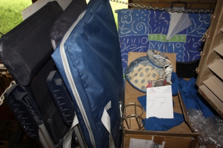 Dele i hjørne på repos som afbildet, bl.a. campingstole + 2 kasser poloshirts med tryk, Sneakers (ca. 50 stk)