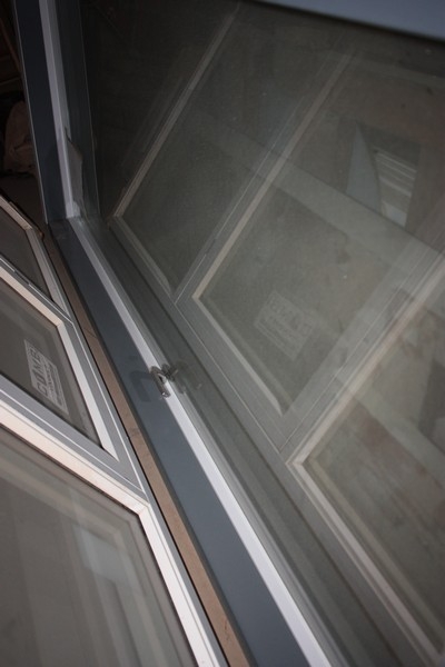 Dør med stålramme, 94x210 cm + vindue med stålramme, højde ca. 62 x bredde ca. 58 cm. Kan åbnes. Velfac + vindue, kan åbnes i midten, ca. 94 x 210 cm + hoveddør, ca. 80x2120 cm + hoveddør, ca. 63 x 210 cm + vindue, ca. højde = 126 x bredde ca. 131 cm + br