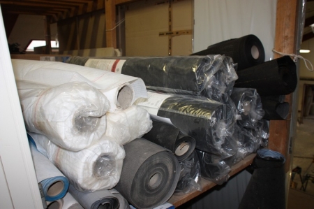Content in one span wooden rack (minus item 60), including underlay, ca. 8 rolls + approx. 8 rolls Icopal roofing material